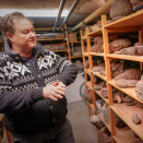 Kurator ved Kon-Tiki museet Reidar Solsvik foran gjenstander og levninger Thor Heyerdahl tok med seg hjem til Norge. Nå skal materialet tilbake til Påskeøya. Foto: Heiko Junge / NTB scanpix